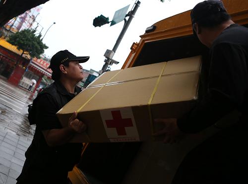 4月27日,臺(tái)灣紅十字組織的志愿者將援助蘆山地震的物資裝車。新華社記者 謝秀棟 攝
