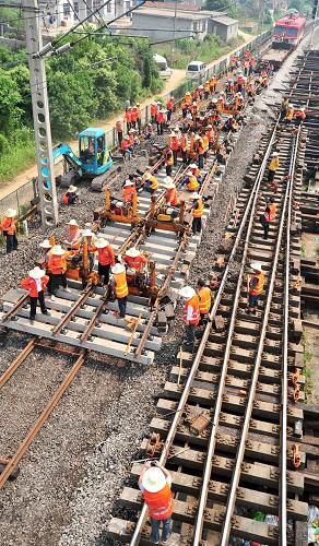 5月23日,南昌鐵路局九江橋工段工人在京九線九江西區(qū)段整組更換正線咽喉道岔。新華社發(fā)(胡國(guó)林 攝)