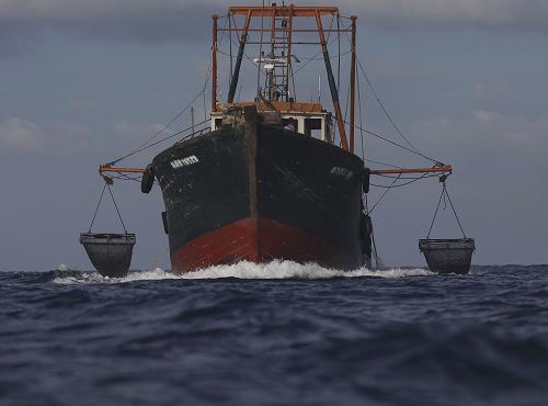 離海岸線30多海里的北部灣海域上,一艘廣西北海牌號(hào)的漁船使用特制的拖鈀打撈螺貝(6月4日攝)。新華社記者 王申 攝