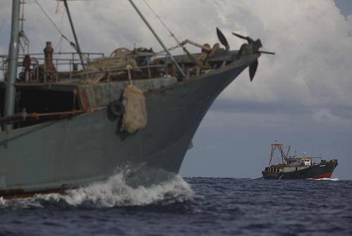 離海岸線30多海里的北部灣海域上,一艘廣西北海船牌號(hào)的漁船使用特制的拖鈀深入十幾米的海底,打撈螺貝。這是多艘漁船對北部灣包圍式捕撈(6月4日攝)。新華社記者 王申 攝