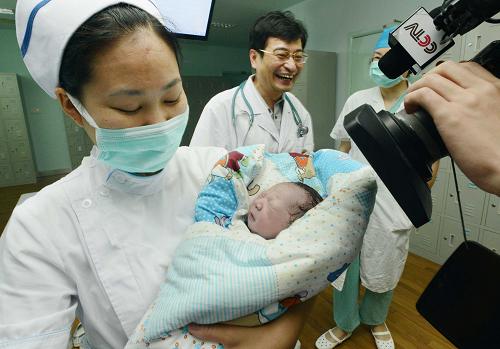 7月17日15點(diǎn)40分,全球首例感染H7N9禽流感的孕婦邱女士,通過(guò)剖腹產(chǎn)順利產(chǎn)下一女?huà)?。?dāng)日,全球首例感染H7N9禽流感的孕婦、鎮(zhèn)江籍邱女士在鎮(zhèn)江第一人民醫(yī)院接受剖腹產(chǎn),產(chǎn)下一女?huà)?,?300克,身長(zhǎng)50厘米,手術(shù)用時(shí)半個(gè)小時(shí),母嬰平安。據(jù)悉,今年4月8日,邱女士被確診為H7N9禽流感患者,經(jīng)過(guò)一個(gè)多月的治療,于5月14日從鎮(zhèn)江第一人民醫(yī)院ICU病房轉(zhuǎn)至特需病房。新華社發(fā)(王珵 攝)