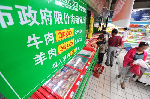 8月6日,在寧夏回族自治區(qū)銀川市一家大型超市內(nèi),限價牛羊肉的銷售價格低于市場平均價格每公斤6元左右。從2013年8月5日至2014年1月30日,銀川市將在17個銷售點共計投放限價新鮮清真牛、羊肉等共2700噸,以保證市場供應,限價惠民。據(jù)了解,在此次近6個月的限價肉投放周期內(nèi),投放的新鮮清真牛、羊肉的零售價格將低于市場平均零售價格每公斤6元。根據(jù)市場價格變化,投放零售價格實行動態(tài)管理,以銀川市物價局公布的價格為準。新鮮清真牛、羊肉每天在9時至11時實行集中投放,并且限量供應,每人每次每個品種限購2公斤。新華社記者 彭昭之 攝