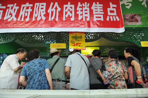 8月6日,在寧夏回族自治區(qū)銀川市一家大型超市內(nèi),市民在選購政府投放的限價牛羊肉。新華社記者彭昭之攝