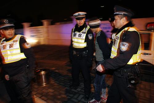 2月21日凌晨,民警將在位于上海虹橋路和凱旋路交界處的卡口查獲的攜帶毒品的嫌疑人帶走。2月20日晚至21日凌晨,上海公安在全市范圍內(nèi)集中開展“打擊夜竊,聯(lián)合查堵”行動(dòng)。各分局在轄區(qū)各重點(diǎn)路段、路口開展設(shè)卡盤查,積極投入街面治安整治工作中。行動(dòng)中,主要針對(duì)機(jī)動(dòng)車門鎖有無撬痕、車牌是否偽造、車內(nèi)是否有違禁物品,摩托車、非機(jī)動(dòng)車是否形跡可疑等問題開展檢查。新華社記者 方喆 攝