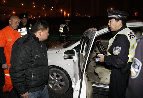2月21日凌晨,民警對(duì)攜帶大量一次性注射器的嫌疑車輛的車主進(jìn)行現(xiàn)場(chǎng)盤查。新華社記者 方喆 攝