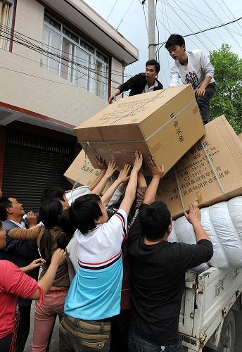 4月23日,在蘆山縣龍門鄉(xiāng),幾名志愿者幫助把救災(zāi)物資裝上汽車。四川省蘆山“4·20”7.0級強烈地震發(fā)生后,來自全國各地的志愿者紛紛趕赴地震災(zāi)區(qū),投入到抗震救災(zāi)中。他們搬運救災(zāi)物資、護理傷員、清理城市垃圾……凡是有受災(zāi)群眾的地方,都會看到他們的身影。新華社記者 何俊昌 攝