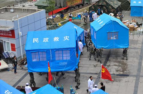 4月25日,救援部隊的戰(zhàn)士們將搭建好的帳篷移動到指定位置擺放。新華社記者 劉潺 攝