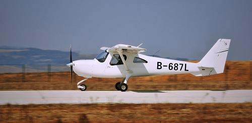 圖為L162雙人小飛機總裝完成后出廠科目飛檢(3月16日攝)。4月25日,記者從中航工業(yè)沈陽飛機工業(yè)(集團)有限公司獲悉,由該公司研制生產(chǎn)的L162輕型運動飛機在沈陽進入成熟批量生產(chǎn)階段。L162項目是繼我國轉(zhuǎn)包生產(chǎn)干線飛機、支線飛機后,在通用航空整機制造生產(chǎn)領(lǐng)域邁出的歷史性一步。L162飛機主要適用于飛行訓(xùn)練、私人飛行、體育運動等領(lǐng)域。該飛機設(shè)計有雙人座艙和行李艙,飛機最大時速224公里,續(xù)航時間5小時以上。新華社記者 姚劍鋒 攝