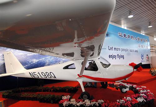 第一架L162型雙人小飛機在交付客戶儀式上(2009年9月29日攝)。新華社記者 姚劍鋒 攝