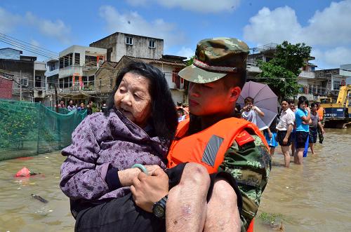 5月9日,武警汕尾支隊(duì)官兵在鹽仕村解救被洪水圍困的老人。新華社發(fā)(陸建東 攝)