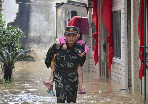5月9日,武警汕尾支隊(duì)官兵在和順南村解救被洪水圍困的兒童。新華社發(fā)(陸建東 攝)