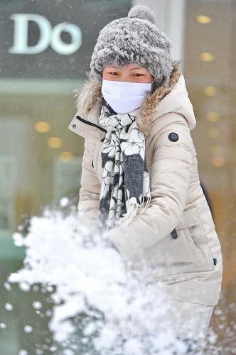 11月19日,志愿者在長(zhǎng)春市重慶路商圈清理人行步道的積雪。當(dāng)日,共青團(tuán)長(zhǎng)春市委、長(zhǎng)春市志愿者聯(lián)合會(huì)共同發(fā)起“做個(gè)志愿者 一起來(lái)掃雪”志愿清雪活動(dòng),全市200余名各界人士積極響應(yīng),紛紛走上街頭參與除雪。新華社記者 張楠 攝