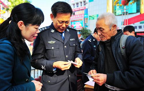 11月19日,古田縣公安局紀檢工作人員(中)在現(xiàn)場處理古田縣大橋鎮(zhèn)老百姓錢本捷(右一)的家庭糾紛。當日,“百姓事馬上辦,辦就辦好”效能建設(shè)宣傳周活動在福建省古田縣拉開,26個政府相關(guān)部門的負責(zé)人走上街頭,現(xiàn)場受理老百姓的投訴和咨詢。近年來,古田縣以開展“評選效能建設(shè)星級單位”“領(lǐng)導(dǎo)增強責(zé)任心 干部提升執(zhí)行力”等工作作風(fēng)建設(shè)活動為載體,通過效能督查、政務(wù)公開、構(gòu)建便民網(wǎng)絡(luò)、規(guī)范權(quán)力運行等措施,對不作為、慢作為、亂作為等行為以及“庸懶散”現(xiàn)象進行問責(zé),整治“門難進,臉難看,事難辦,話難聽”的現(xiàn)象。據(jù)介紹,2013年以來,古田全縣效能問責(zé)辦結(jié)案件8件33人次,其中給予效能告誡10人次,誡勉教育19人次,通報批評1人,開除1人,辭退2人。新華社記者 魏培全 攝
