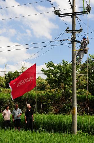 8月6日,鎮(zhèn)遠供電局職工在鎮(zhèn)遠縣羊場鎮(zhèn)凱言村為村民架設(shè)抽水泵線路。新華社記者 劉續(xù) 攝