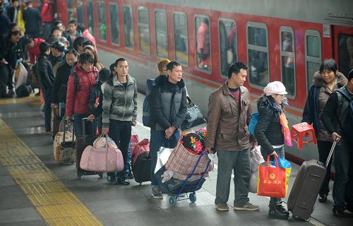 2月10日,旅客在成都火車站排隊(duì)乘車。新華社記者 薛玉斌 攝