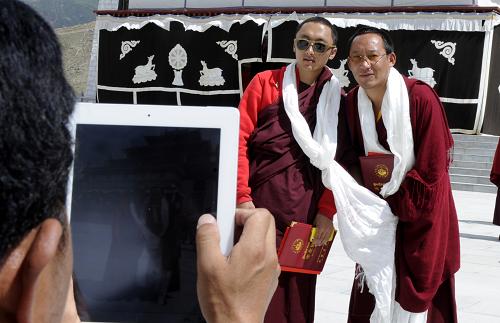 7月15日,畢業(yè)學(xué)員在學(xué)校留影。 當(dāng)日,西藏佛學(xué)院150名學(xué)員畢業(yè),其中有22名活佛。畢業(yè)學(xué)員來自西藏7個(gè)地市、五大教派的128個(gè)寺廟。 西藏佛學(xué)院位于西藏拉薩曲水縣聶當(dāng)鄉(xiāng)熱堆寺旁,于2008年10月開工建設(shè),2011年10月正式落成并開院。其占地面積268畝,總建筑面積3.08萬平方米,總投資超過1億元。 新華社記者覺果攝