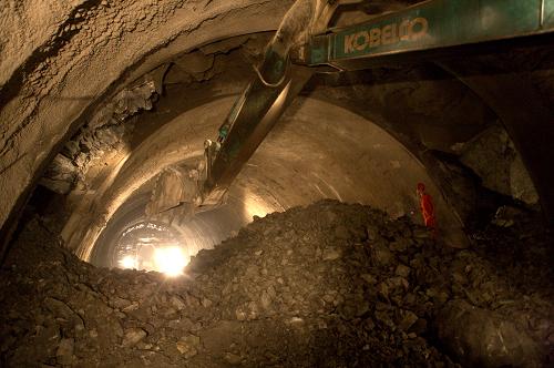 7月24日,宜巴高速公路控制性工程界嶺隧道右線南北匯合處,一名建設(shè)者指揮開挖最后的石壁。當(dāng)日,湖北省宜(宜昌市)巴(恩施巴東縣)高速公路控制性工程界嶺隧道右線勝利貫通,為宜巴高速年底建成創(chuàng)造有利條件。界嶺隧道位于宜昌市夷陵區(qū)與興山縣交界處,2009年10月動工,右洞長5681米,左洞長5653米,左洞有望年底貫通。宜巴高速是國家高速公路網(wǎng)規(guī)劃中18條橫向干線之一——上海至成都高速公路的重要組成部分,起于荊宜高速公路白河服務(wù)區(qū)3公里處,止于鄂渝交界的火燒庵,途經(jīng)宜昌市的夷陵、興山、秭歸和恩施州巴東縣四個區(qū)縣,全長173公里。新華社發(fā)(文振效 攝)