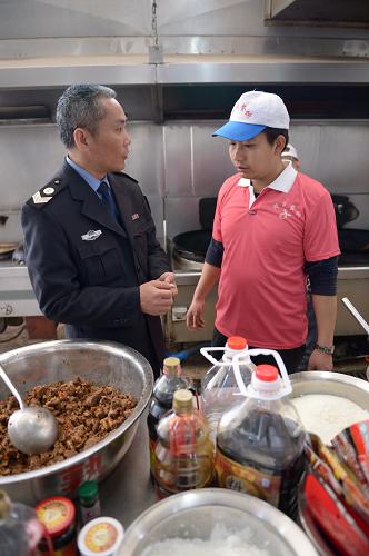 4月12日,監(jiān)管人員在江西省南昌市青云譜實(shí)驗(yàn)學(xué)校檢查后廚的食材衛(wèi)生情況。為確保學(xué)校食品安全,從當(dāng)日開始,江西省南昌市食品藥品監(jiān)管部門和教育部門聯(lián)手開展“護(hù)校行動”。此次專項(xiàng)執(zhí)法檢查將歷時(shí)10天,集中檢查學(xué)校食堂151家。新華社記者 周密 攝