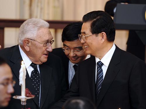 這是胡錦濤在午宴中與基辛格交談。1月19日,中國(guó)國(guó)家主席胡錦濤在華盛頓美國(guó)國(guó)務(wù)院出席美國(guó)副總統(tǒng)拜登和國(guó)務(wù)卿希拉里·克林頓舉行的午宴。新華社記者 謝環(huán)馳 攝 點(diǎn)擊查看大圖