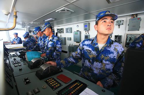 這張2013年10月3日拍攝的照片顯示中國海軍導(dǎo)彈驅(qū)逐艦青島艦官兵精心操作,與多國海軍軍艦編隊駛離杰維斯灣向悉尼港航渡。新華社記者查春明攝