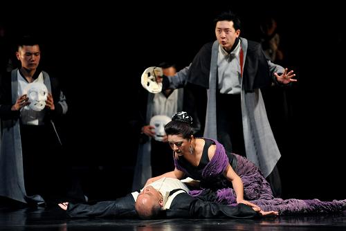 4月10日,演員在國(guó)家大劇院戲劇場(chǎng)彩排古希臘悲劇《俄狄浦斯王》。新華社發(fā)(李晏 攝)