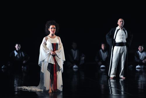 4月10日,演員姚櫓(右)和江珊等在國(guó)家大劇院戲劇場(chǎng)彩排古希臘悲劇《俄狄浦斯王》。新華社發(fā)(李晏 攝)