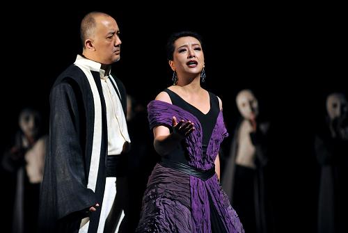 4月10日,演員姚櫓(左)和江珊在國(guó)家大劇院戲劇場(chǎng)彩排古希臘悲劇《俄狄浦斯王》。4月11日至14日,“優(yōu)秀導(dǎo)演戲劇作品展·李六乙”——古希臘悲劇《俄狄浦斯王》將在國(guó)家大劇院戲劇場(chǎng)首演。新華社發(fā)(李晏 攝)