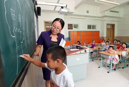 8月26日,天津北辰區(qū)秋怡小學(xué)一年級(jí)新生在正式開(kāi)學(xué)前到校培訓(xùn)并體驗(yàn)新教室。新華社發(fā)(劉東岳 攝)