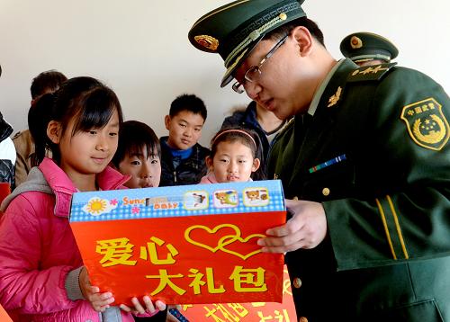 1月21日,唐山市豐南區(qū)公安邊防大隊(duì)的民警在給轄區(qū)困難兒童贈(zèng)送愛心大禮包。近日,河北省唐山市公安邊防支隊(duì)組織基層民警深入轄區(qū),集中開展寒冬送溫暖活動(dòng)。據(jù)介紹,該支隊(duì)與唐山市民政局建立了“關(guān)愛困難兒童、關(guān)愛孤寡老人”社會(huì)聯(lián)動(dòng)機(jī)制,先后將轄區(qū)125名困難兒童、182名孤寡老人納入重點(diǎn)長(zhǎng)期幫扶對(duì)象,努力為他們排憂解難。新華社記者楊世堯攝