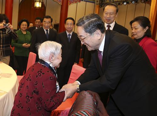 1月21日,全國(guó)政協(xié)在政協(xié)禮堂舉行春節(jié)茶話會(huì),邀請(qǐng)已故知名人士和黨外全國(guó)政協(xié)委員夫人歡聚一堂,共敘友誼,喜迎新春。全國(guó)政協(xié)主席俞正聲出席。新華社記者 龐興雷 攝