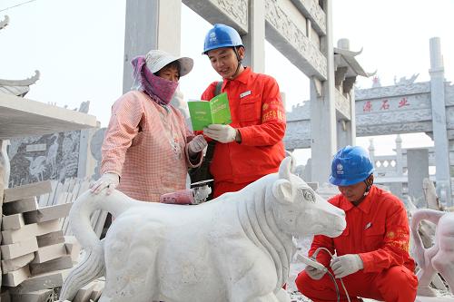 10月22日,國網(wǎng)山東嘉祥縣供電公司工作人員為當?shù)厥裎幕a(chǎn)業(yè)園的工人講解安全知識。今年以來,山東省嘉祥縣石材產(chǎn)業(yè)結(jié)構(gòu)逐步由山石開采、輕加工等污染產(chǎn)業(yè)向石雕藝術(shù)品與工藝美術(shù)業(yè)兩大文化產(chǎn)業(yè)方向轉(zhuǎn)型。為滿足當?shù)厥裎幕a(chǎn)業(yè)園日益增加的用電需求,國網(wǎng)山東嘉祥縣供電公司“彩虹黨員服務隊”采取“主動上門”的服務方式,力爭做好園區(qū)的供電設施安裝、安全隱患排查、安全用電宣傳等工作。截至目前,該公司已為嘉祥石雕文化產(chǎn)業(yè)園區(qū)22個轉(zhuǎn)型客戶安裝變壓器27臺,共計新增變壓器容量30655千伏安,發(fā)放《安全用電常識》、《致廣大客戶的一封信》等宣傳材料2000余份,排查安全用電隱患47處。新華社發(fā)(滿玉林 攝)