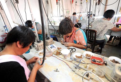 8月30日,在永清縣后劉武營村,農民核雕技工在精心雕刻核雕作品。河北省永清縣后劉武營村是京津地區(qū)知名的核雕專業(yè)村,核雕技藝在該村已經(jīng)傳承了半個多世紀。目前,這個村子400多農戶從事核雕產(chǎn)業(yè),核雕作品以佛像、器形、鳥獸造型為主,雕工精湛,暢銷國內外市場。小小核雕每年給該村帶來超過3600多萬元的收入,同時帶動了周邊村子2000多人的就業(yè)。新華社記者 李曉果 攝