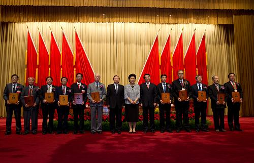 6月13日,中共中央政治局委員、國務(wù)委員劉延?xùn)|(左八)、中國科學(xué)院院長白春禮(左九)和中國工程院院長周濟(左七)與2012年度第九屆光華工程科技獎獲得者合影。新華社記者 金立旺 攝
