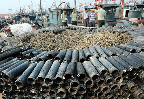 8月27日,青島營海邊防派出所民警在轄區(qū)碼頭進(jìn)行開海前安全檢查。新華社記者 李紫恒 攝