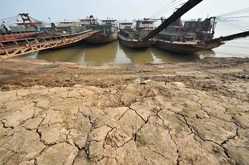 10月23日,湘江長沙綜合樞紐下游湘江主航道沿岸因水位下降大面積河灘裸露。記者當(dāng)日從湖南省海事部門了解到,由于季節(jié)性枯水及航道疏浚等原因,600余艘輪船滯留湘江長沙綜合樞紐。據(jù)了解,從10月14日開始,由于季節(jié)性枯水及航道疏浚等原因,2000噸級以上貨輪無法從湘江長沙綜合樞紐壩自北向南航行,截至發(fā)稿已有600余艘輪船滯留在長沙樞紐附近。相關(guān)負(fù)責(zé)人表示,目前海事部門正在抓緊疏浚航道,但恢復(fù)通行仍取決于下游水位的上漲幅度。新華社記者 龍弘濤 攝