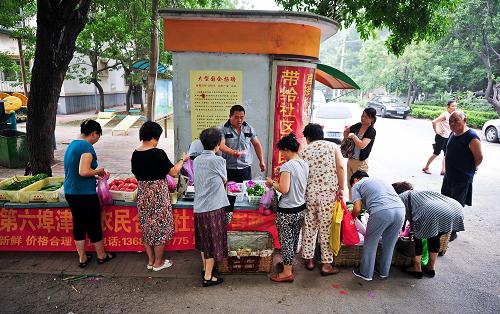 7月8日,市民在天津市河東區(qū)一蔬菜直銷點購買新鮮蔬菜。新華社記者 張超群 攝