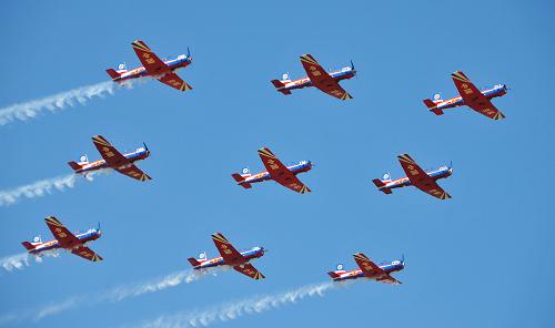 8月30日,空軍航空大學(xué)“天之翼”飛行表演隊在表演。新華社記者 張建 攝