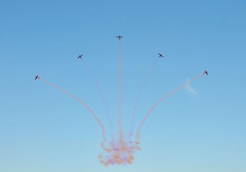 8月30日,空軍航空大學(xué)“天之翼”飛行表演隊在表演。 新華社記者 張建 攝
