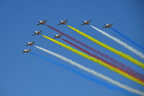 8月30日,空軍航空大學(xué)“紅鷹”飛行表演隊的8架教-8飛機在表演。新華社記者 張建 攝