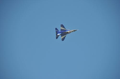 這是L-15飛機在表演(8月30日攝)。當日,空軍航空大學(xué)開學(xué)典禮暨吉林長春第三屆航空節(jié)在長春大房身機場舉行,空軍航空大學(xué)“天之翼”、“紅鷹”兩支飛行表演隊及其它參演飛機進行了精彩的特技飛行表演,為到場的萬余名觀眾奉獻一場“藍天之舞”。新華社記者 張建 攝