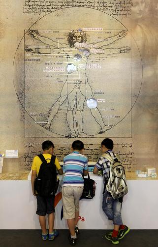 8月28日,三位小朋友在展會上參觀“達(dá)·芬奇圓盤”。當(dāng)日,以“讓科學(xué)走進(jìn)大眾,讓藝術(shù)融入生活”為宗旨的2013上海國際科學(xué)與藝術(shù)展在上海展覽中心開幕。本屆展會設(shè)立“科苑掠影”、“應(yīng)用成果區(qū)”、“創(chuàng)新探索區(qū)”和“教育實踐區(qū)”四大展區(qū),來自中國、美國、英國、加拿大等14個國家和地區(qū)的創(chuàng)意互動作品從不同角度展示了科學(xué)與藝術(shù)融合的深刻內(nèi)涵,給觀眾帶來美的享受。新華社記者 裴鑫 攝