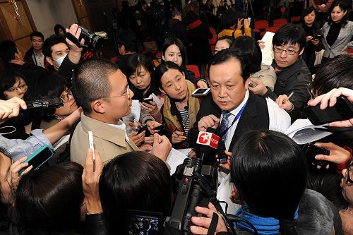 4月8日,中國疾控中心病毒病所副所長舒躍龍(中)接受記者采訪。新華社記者 何俊昌 攝