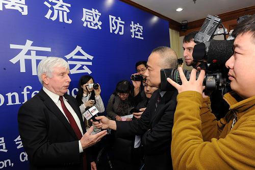 4月8日,世衛(wèi)組織駐華代表藍(lán)睿明(左一)在接受記者采訪。新華社記者 何俊昌 攝