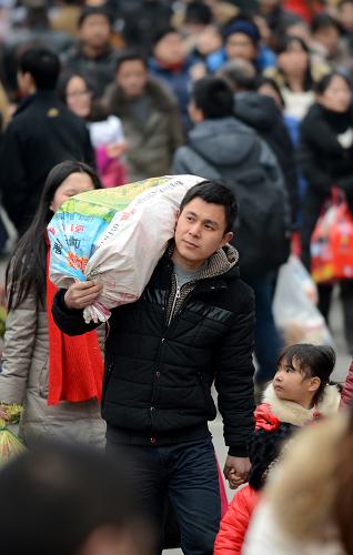 2月15日,一名旅客扛著行李在南昌火車站趕車。新華社記者 周科 攝