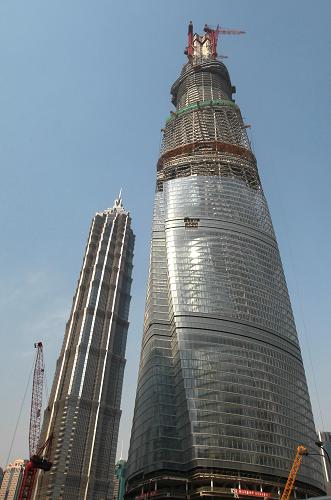 在建的國內(nèi)第一高樓“上海中心”(右)(4月11日攝)。新華社發(fā)(丁汀 攝)