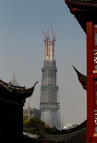 在上海豫園遠眺在建的國內(nèi)第一高樓“上海中心”(4月11日攝)。新華社發(fā)(丁汀 攝)