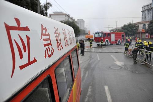 10月25日,蘭州應(yīng)急救援指揮車來到發(fā)生天然氣管道泄漏的事故現(xiàn)場。新華社記者 陳斌 攝