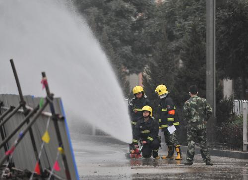 10月25日,蘭州消防官兵在現(xiàn)場用水槍對(duì)泄漏點(diǎn)進(jìn)行控制。當(dāng)日16時(shí)40分左右,蘭州市雁灘路甘肅行政學(xué)院門口路段地下埋設(shè)的天然氣主管道因施工不當(dāng)造成斷裂,發(fā)生天然氣泄露事故。蘭州公安消防支隊(duì)迅速調(diào)集7個(gè)中隊(duì)的17輛消防車和127名官兵趕赴現(xiàn)場應(yīng)急搶險(xiǎn),同時(shí)緊急疏散了泄漏點(diǎn)半徑500米范圍內(nèi)的群眾2萬余人。據(jù)蘭州昆侖燃?xì)夤窘榻B,目前該公司正在組織搶險(xiǎn)并緊急關(guān)閉附近的5個(gè)天然氣閥門,事故暫未造成人員傷亡。新華社記者 陳斌 攝