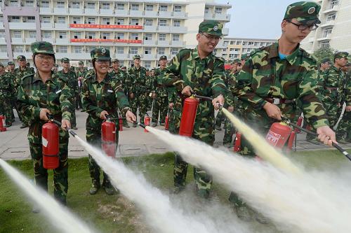 8月29日,在合肥工業(yè)大學(xué)翡翠湖校區(qū),大學(xué)新生在進(jìn)行滅火演練。當(dāng)日,合肥工業(yè)大學(xué)參加軍訓(xùn)的5000余名新生在武警合肥經(jīng)開區(qū)消防大隊(duì)消防官兵的指導(dǎo)下,通過模擬宿舍火災(zāi)疏散及滅火演練等形式學(xué)習(xí)消防安全知識(shí)。新華社記者 張端 攝