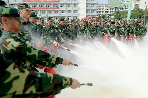 8月29日,在合肥工業(yè)大學(xué)翡翠湖校區(qū),大學(xué)新生在進(jìn)行滅火演練。新華社記者 張端 攝